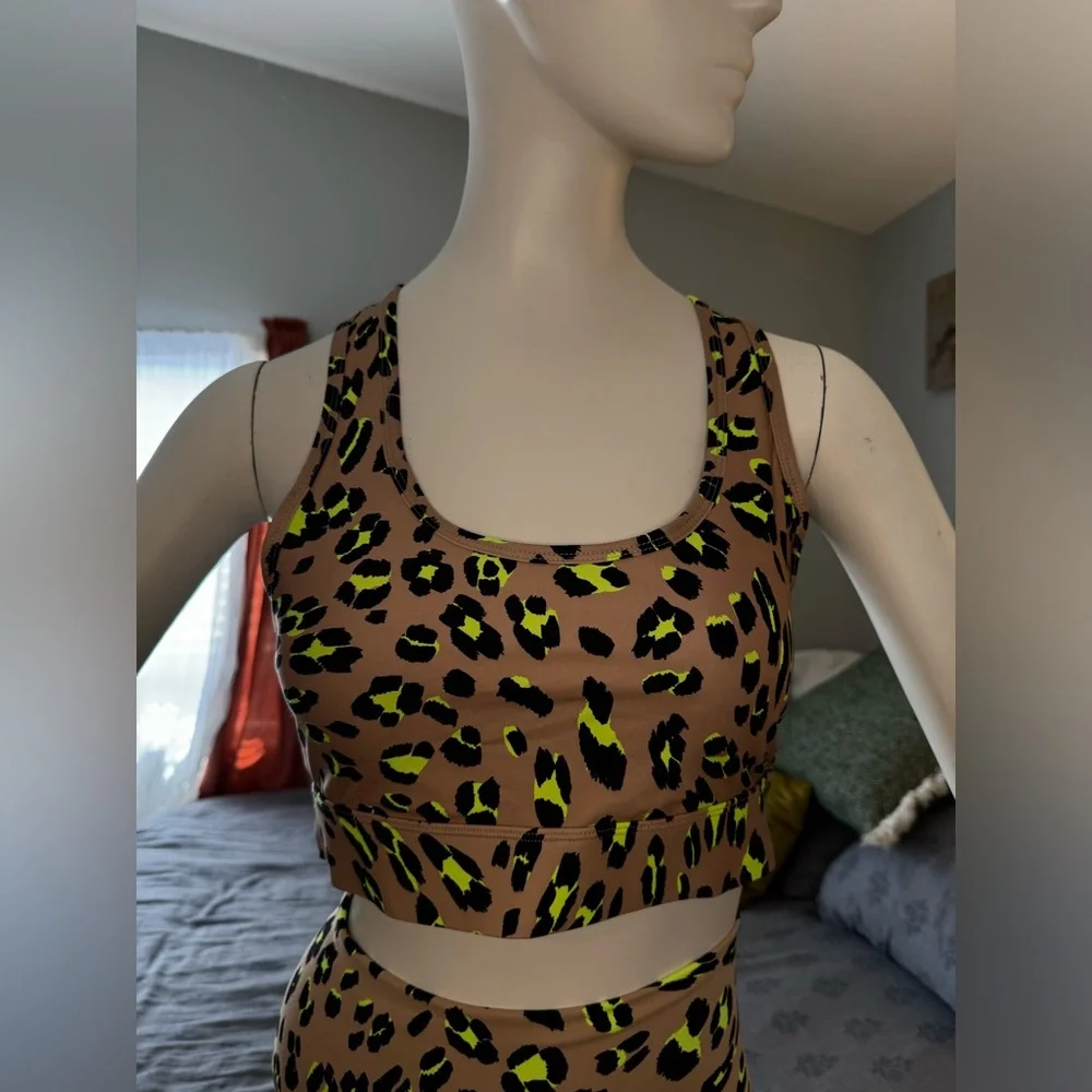 Fabletics leopard outfit. Bottoms xs and top is medium. Sold as set. - Picture 2 of 11